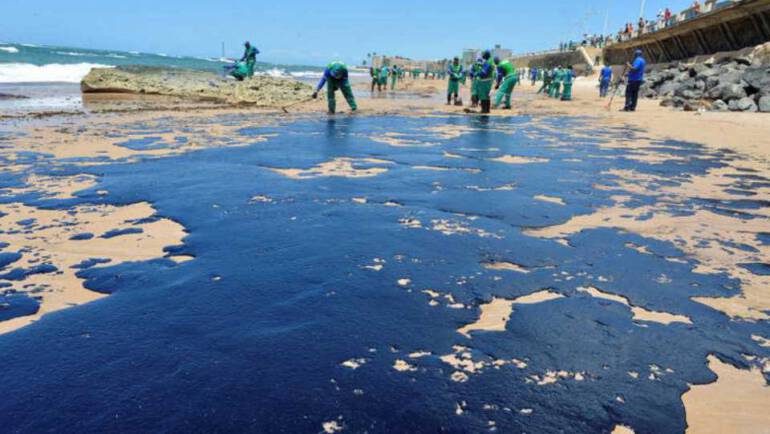 Oil spill on the Northeast and Southeast coast of Brazil